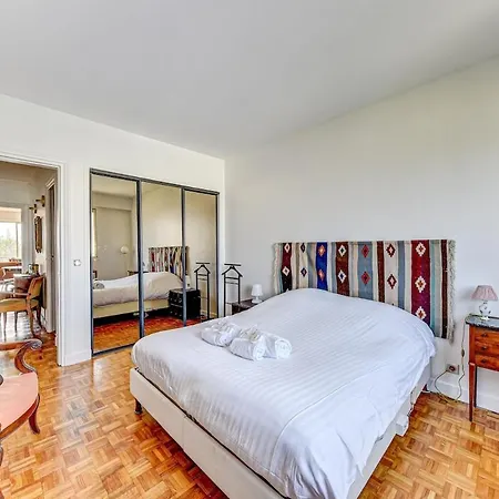 Apartment Comfort, Bright And View Eiffel Tower -