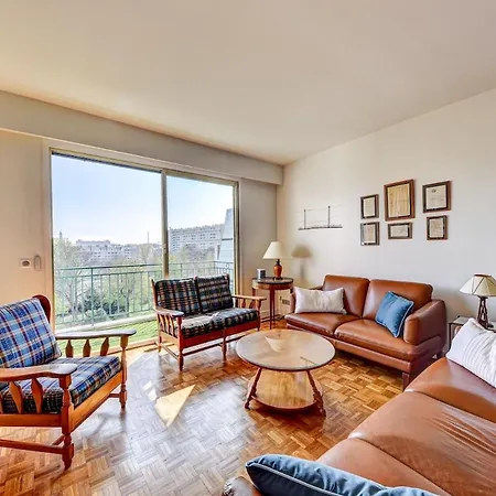 Comfort, Bright And View Eiffel Tower -
